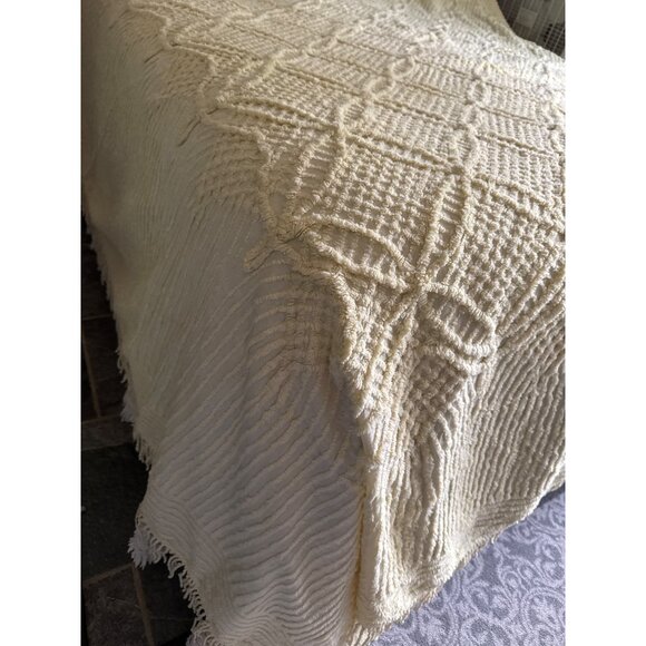 VTG Yellow Cream Chenille Full/ Queen Bedspread 97x98 Fringe Textured Diamond Pa - Picture 2 of 6